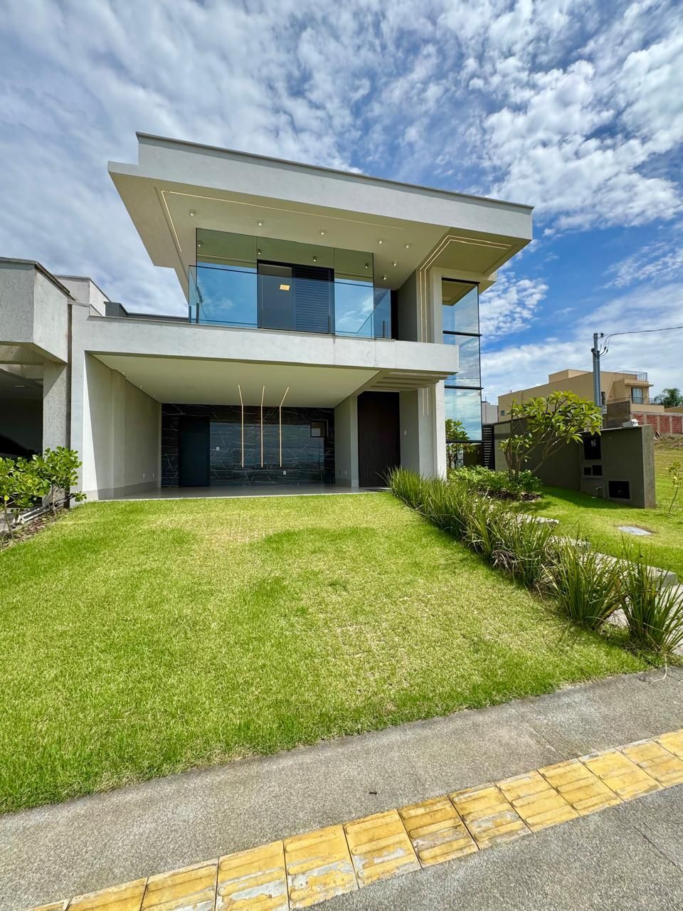 Casa de Condomínio à venda com 3 quartos, 224m² - Foto 1