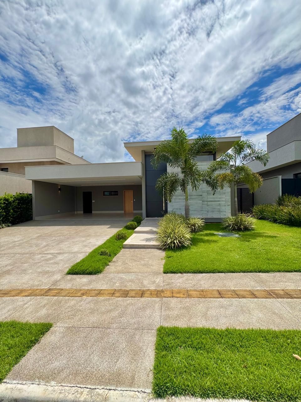 Casa de Condomínio à venda com 4 quartos, 253m² - Foto 1