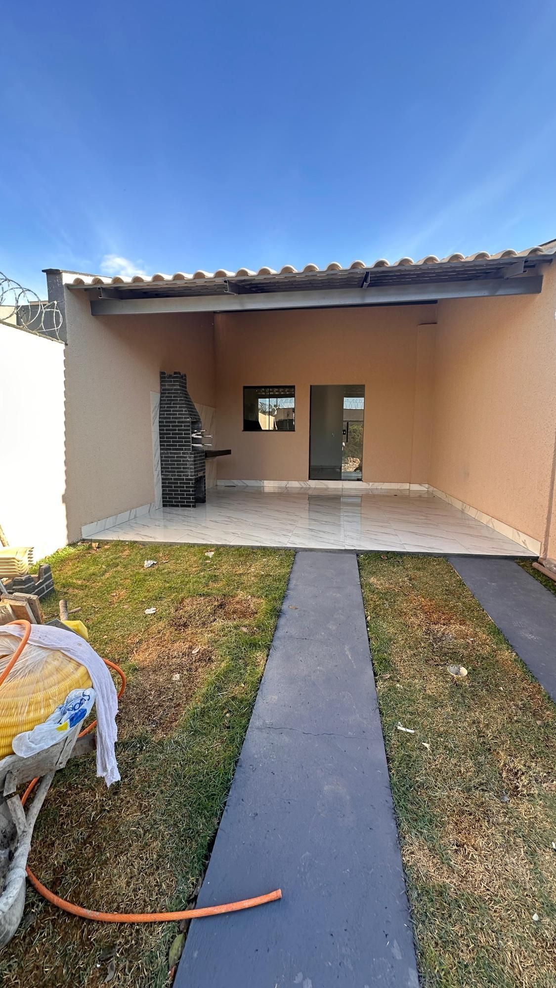 Casa à venda com 2 quartos, 100m² - Foto 1