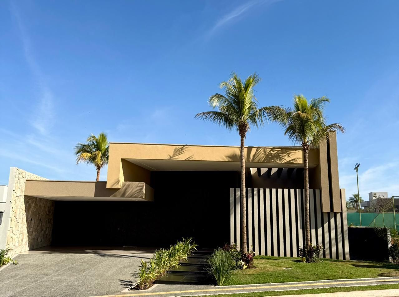 Casa de Condomínio à venda com 4 quartos, 356m² - Foto 1