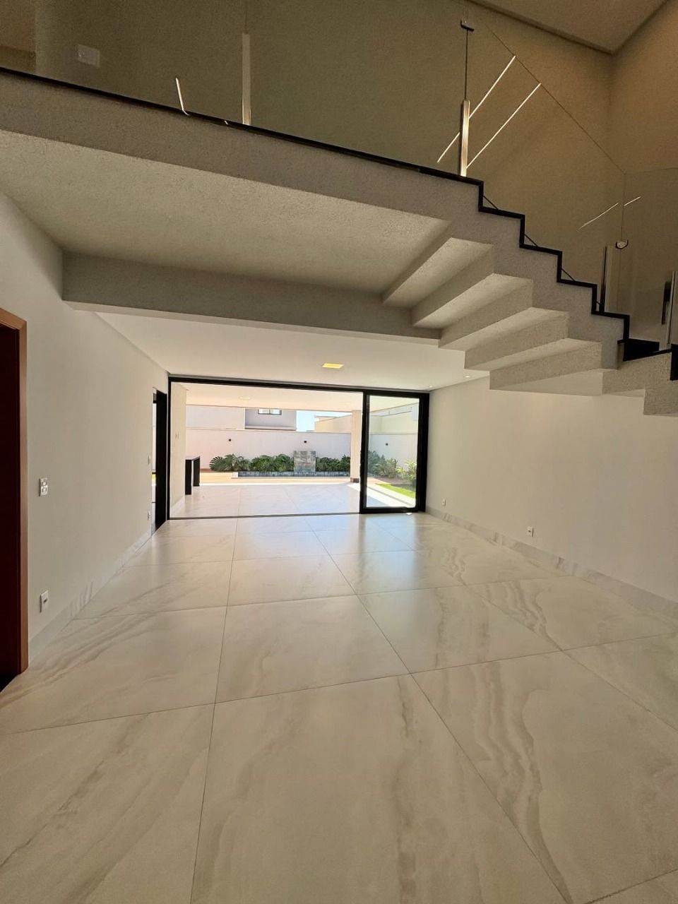 Casa de Condomínio à venda com 4 quartos, 270m² - Foto 4