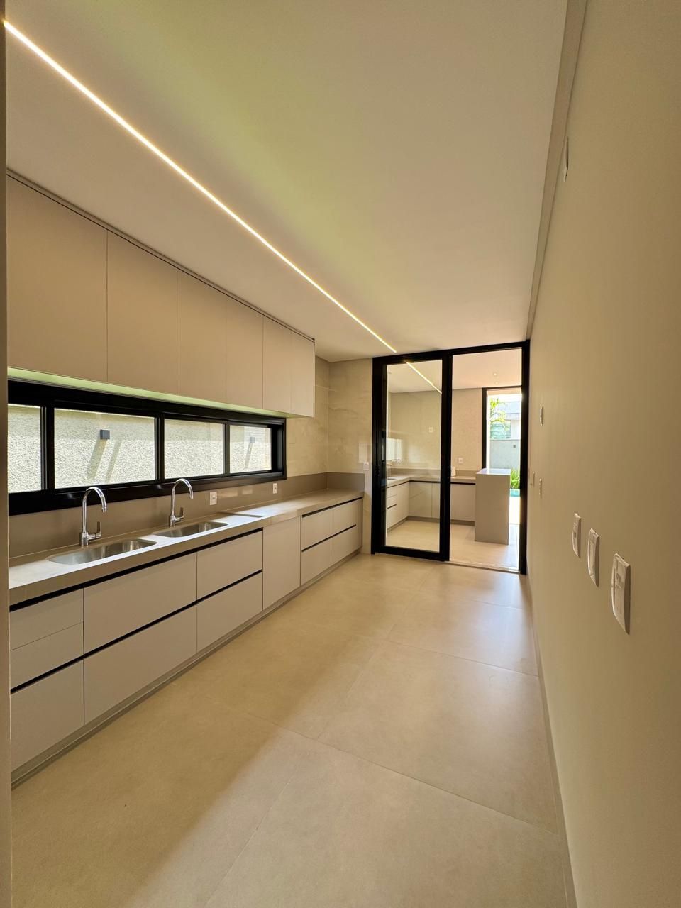 Casa de Condomínio à venda com 4 quartos, 253m² - Foto 10