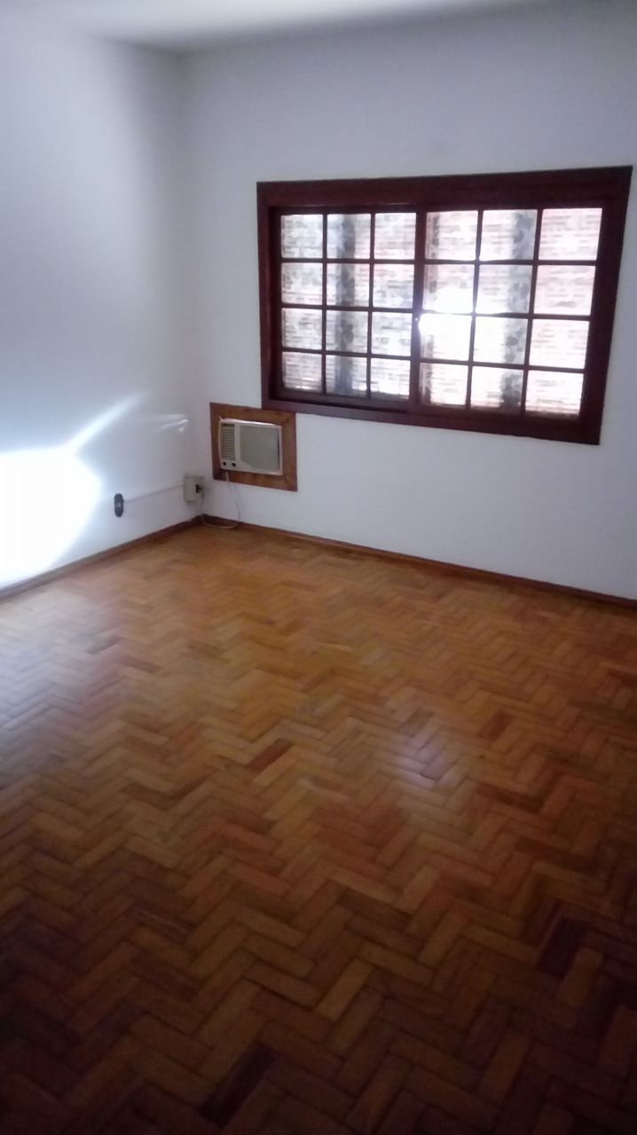 Casa com 3 Dormitórios à venda, por R$ 700.000,00 Casa com 3 Dormitórios à venda, por R$ 700.000,00