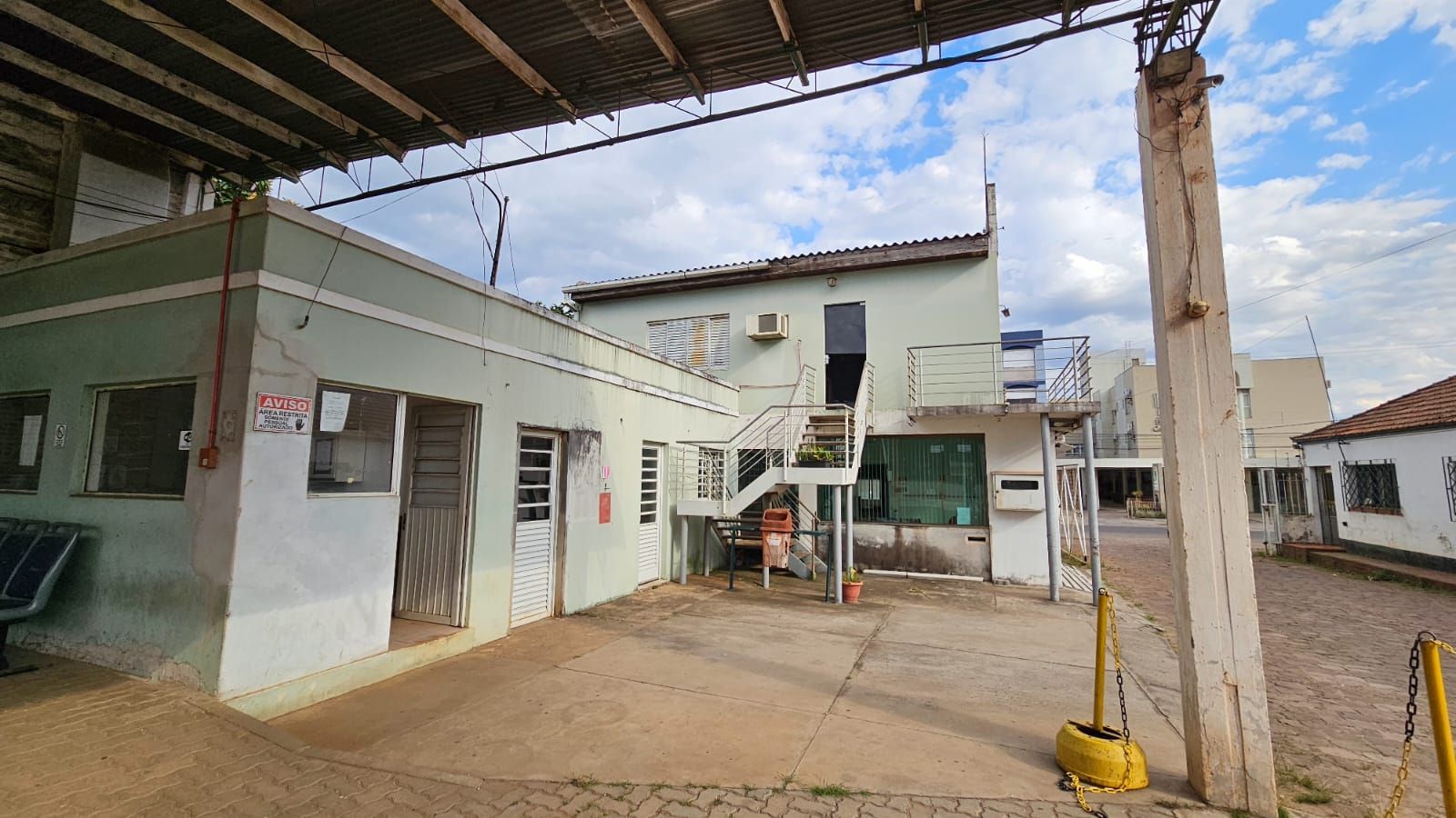 Oportunidade Imperdível: Casa Comercial com Terreno Amplo para venda.