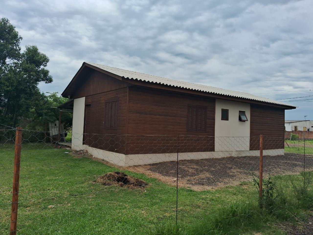 Casa à Venda no Bairro Favila - 2 Dormitórios, Pátio e Garagem