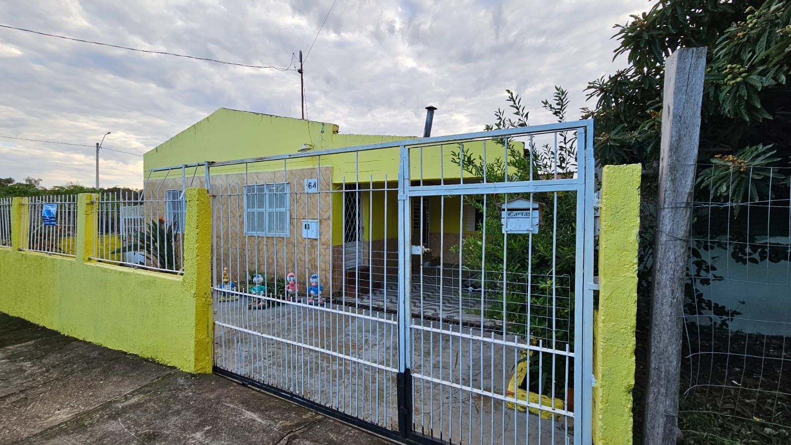 Casa para venda com 3 quartos e dois banheiros