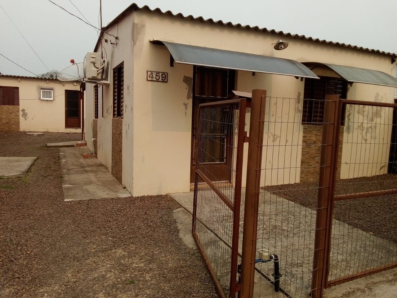 Casa à venda com 3 dormitórios e amplo espaço interno!