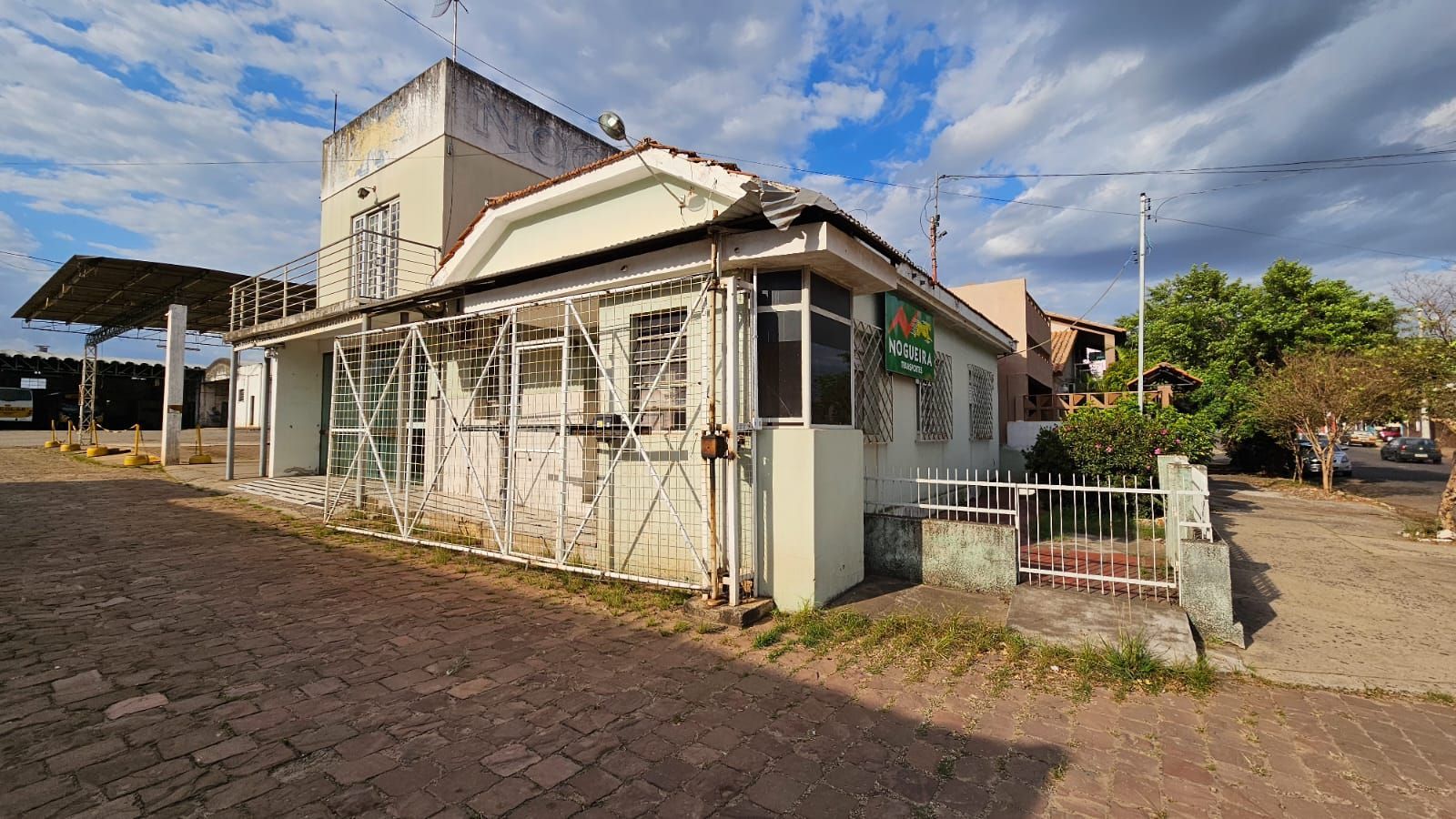 Oportunidade Imperdível: Casa Comercial com Terreno Amplo para venda.