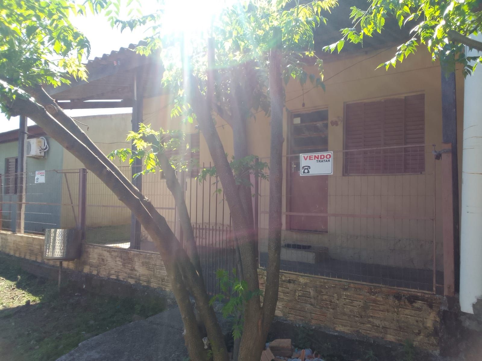Casa à Venda Ampla com 5 Dormitórios e Pátio no Bairro Coxilha