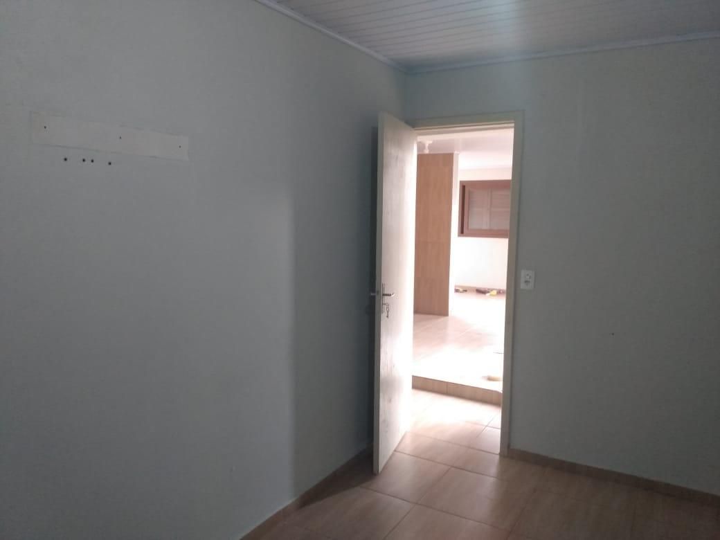 Casa a venda com 2 quartos, cozinha e vaga de garagem para 2
