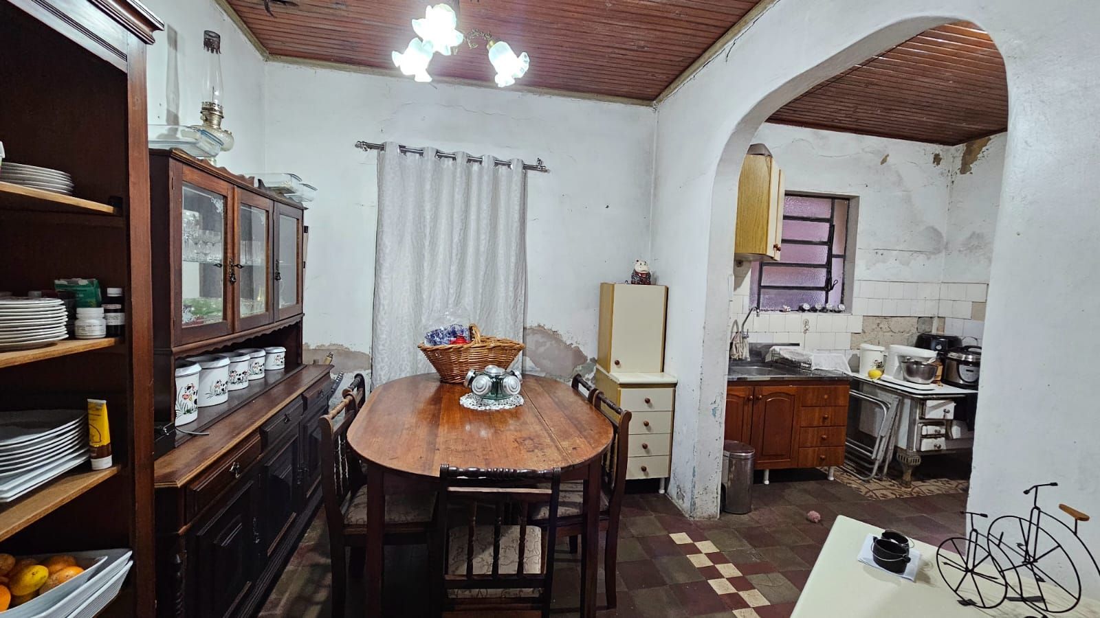 Casa à Venda no Centro: Ampla Residência com Pátio