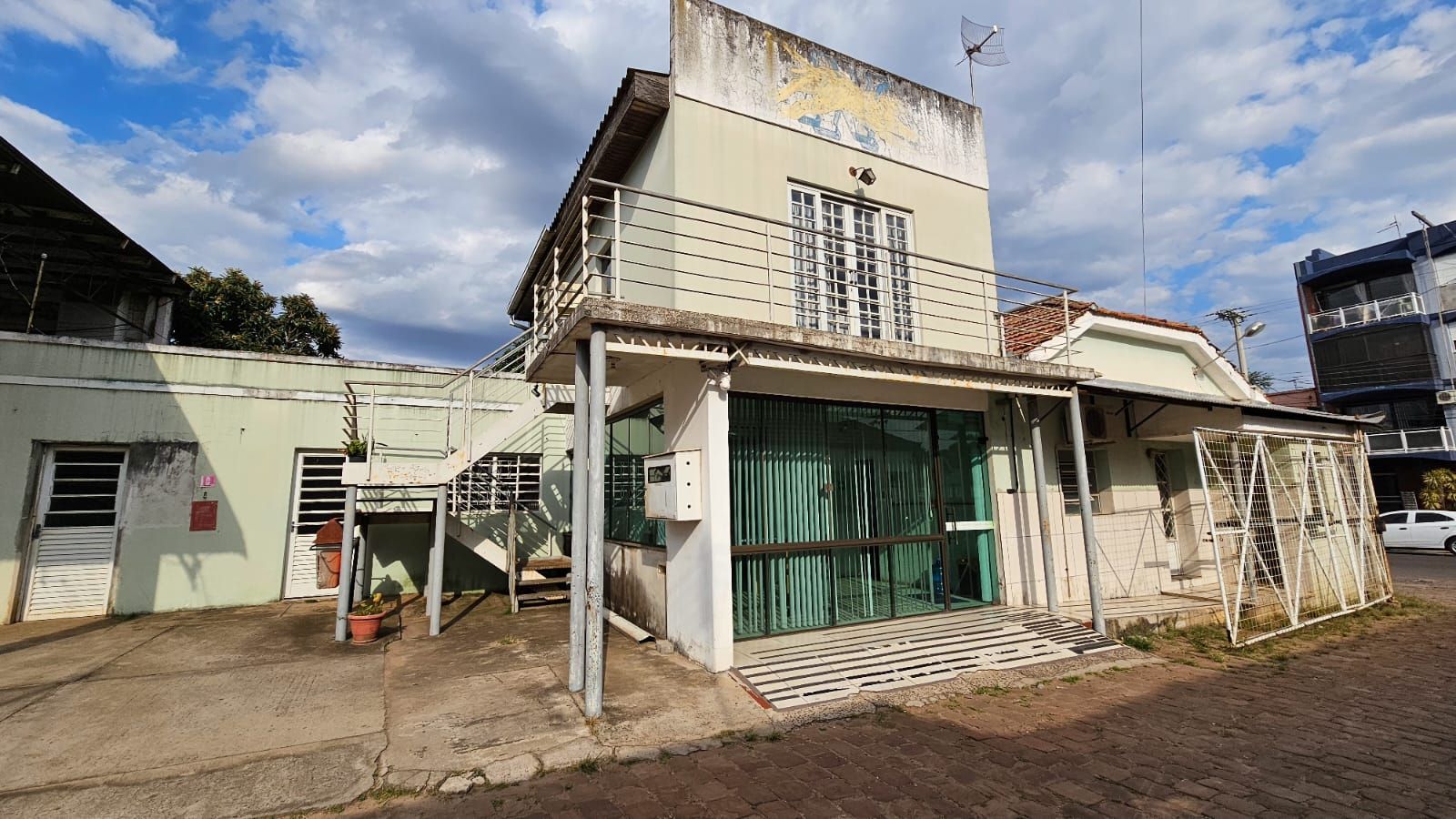 Oportunidade Imperdível: Casa Comercial com Terreno Amplo para venda.