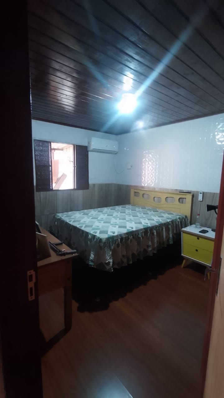 Casa à venda com 3 dormitórios e amplo espaço interno!