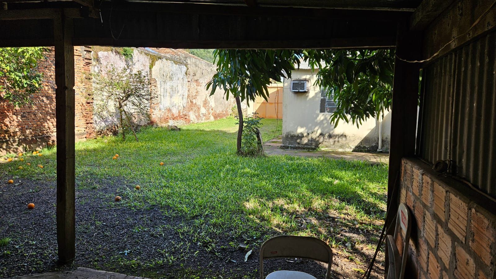 Casa à Venda no Centro: Ampla Residência com Pátio
