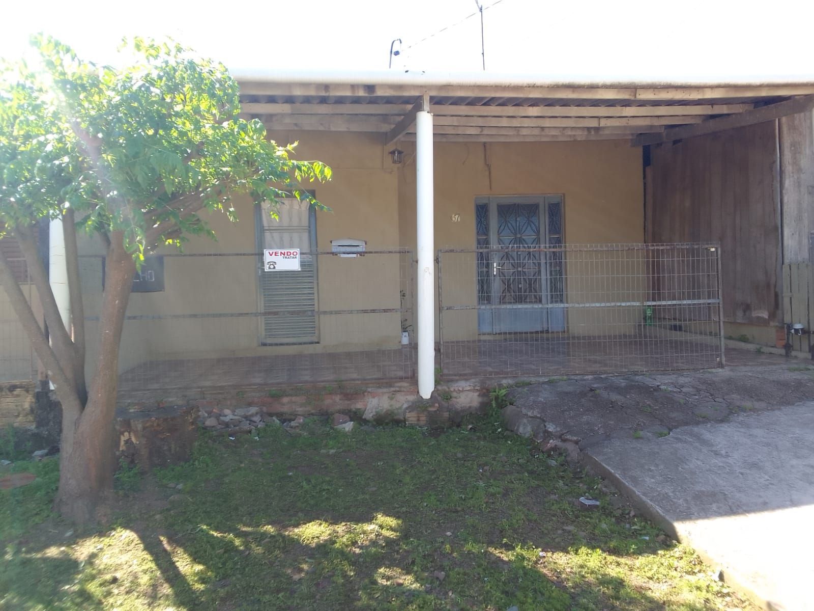 Casa à Venda Ampla com 5 Dormitórios e Pátio no Bairro Coxilha