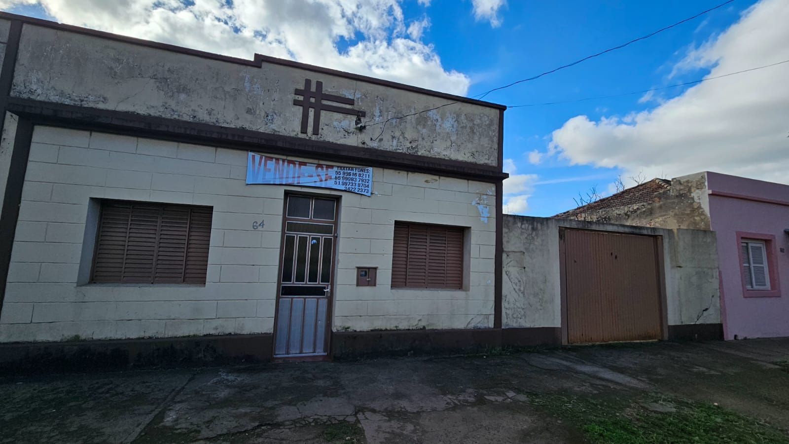 Casa à Venda no Centro: Ampla Residência com Pátio