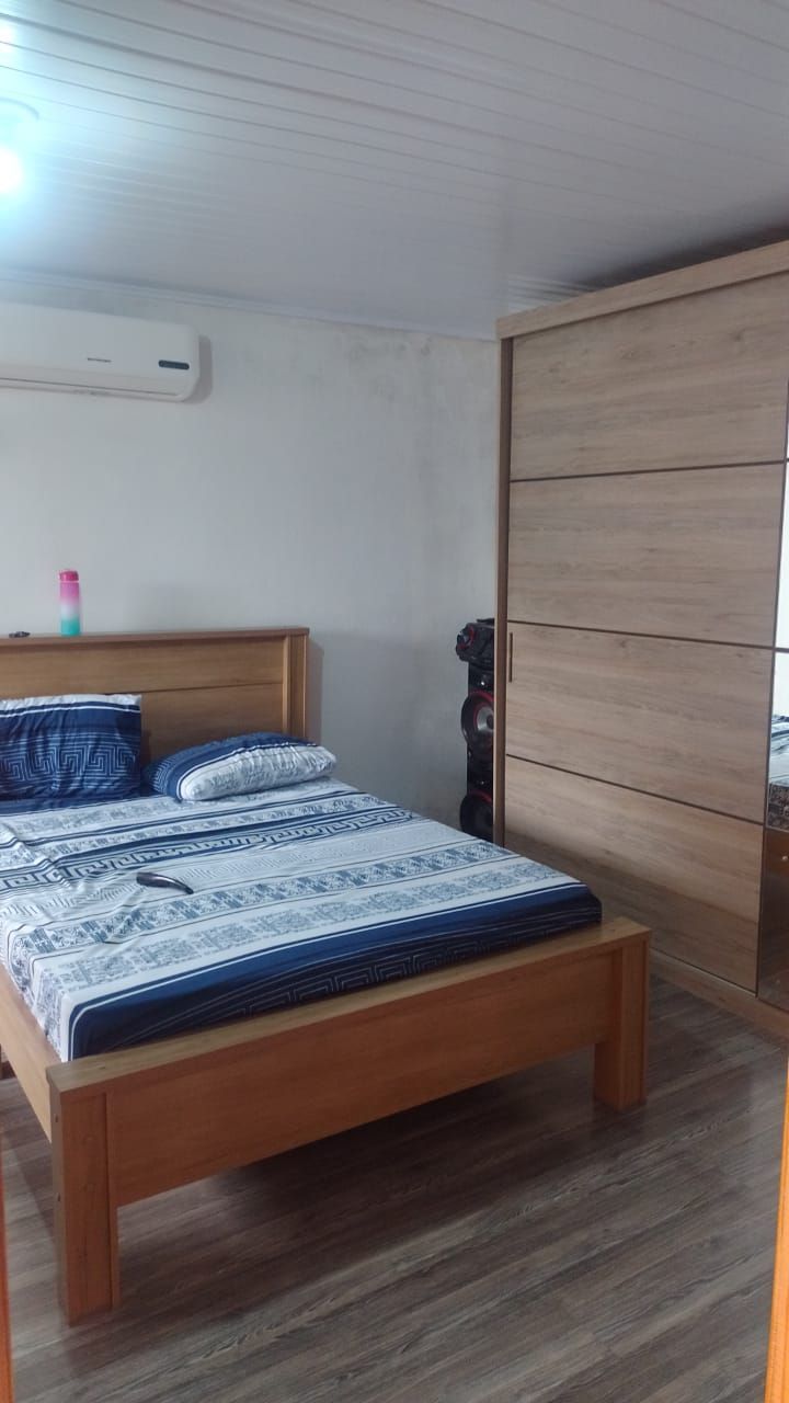 Casa à venda com 3 dormitórios e amplo espaço interno!