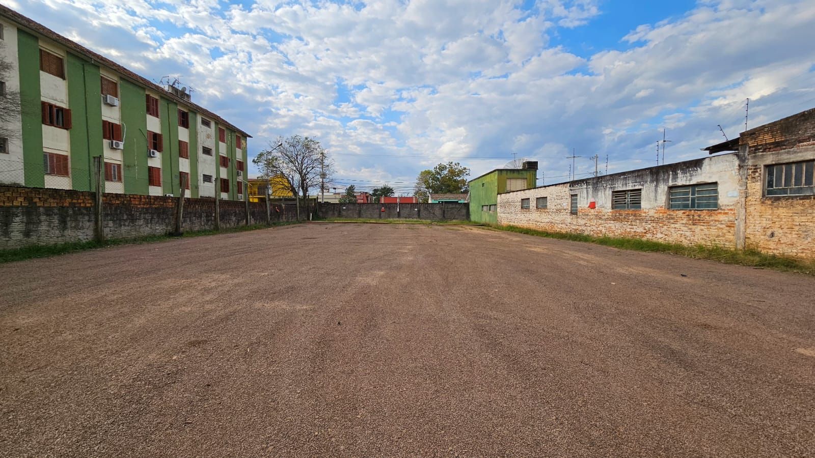 Oportunidade Imperdível: Casa Comercial com Terreno Amplo para venda.