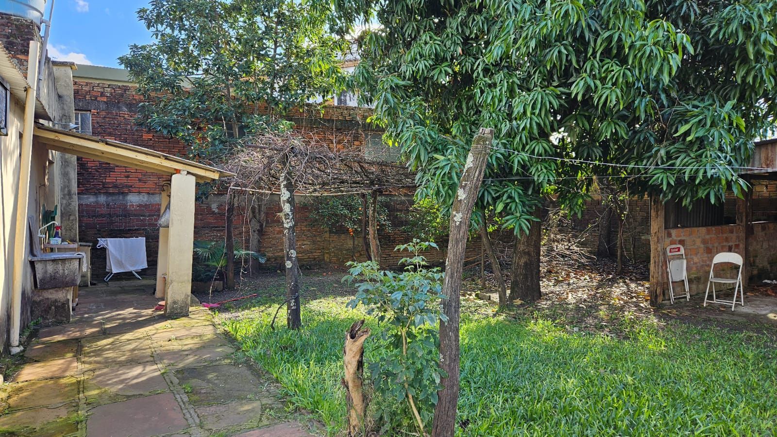 Casa à Venda no Centro: Ampla Residência com Pátio