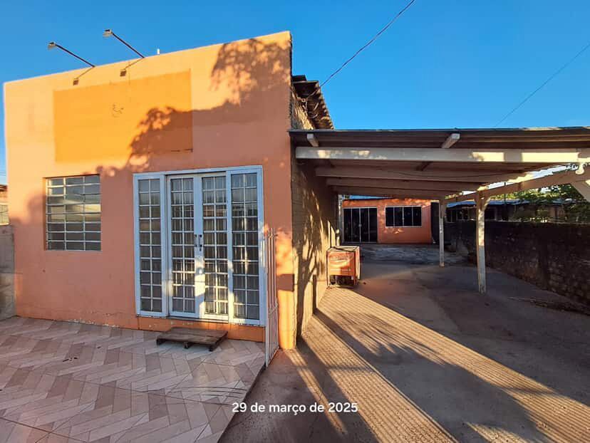 Casa a venda com 2 dormitórios e sala comercial na frente - foto 2