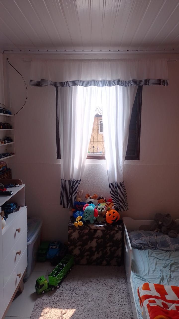 Casa à venda com 3 dormitórios e amplo espaço interno!