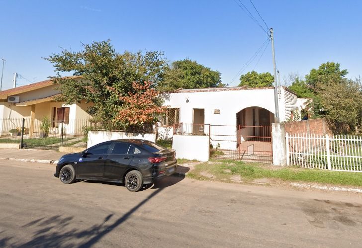 Casa à venda com 2 quartos, garagem e excelente localização.