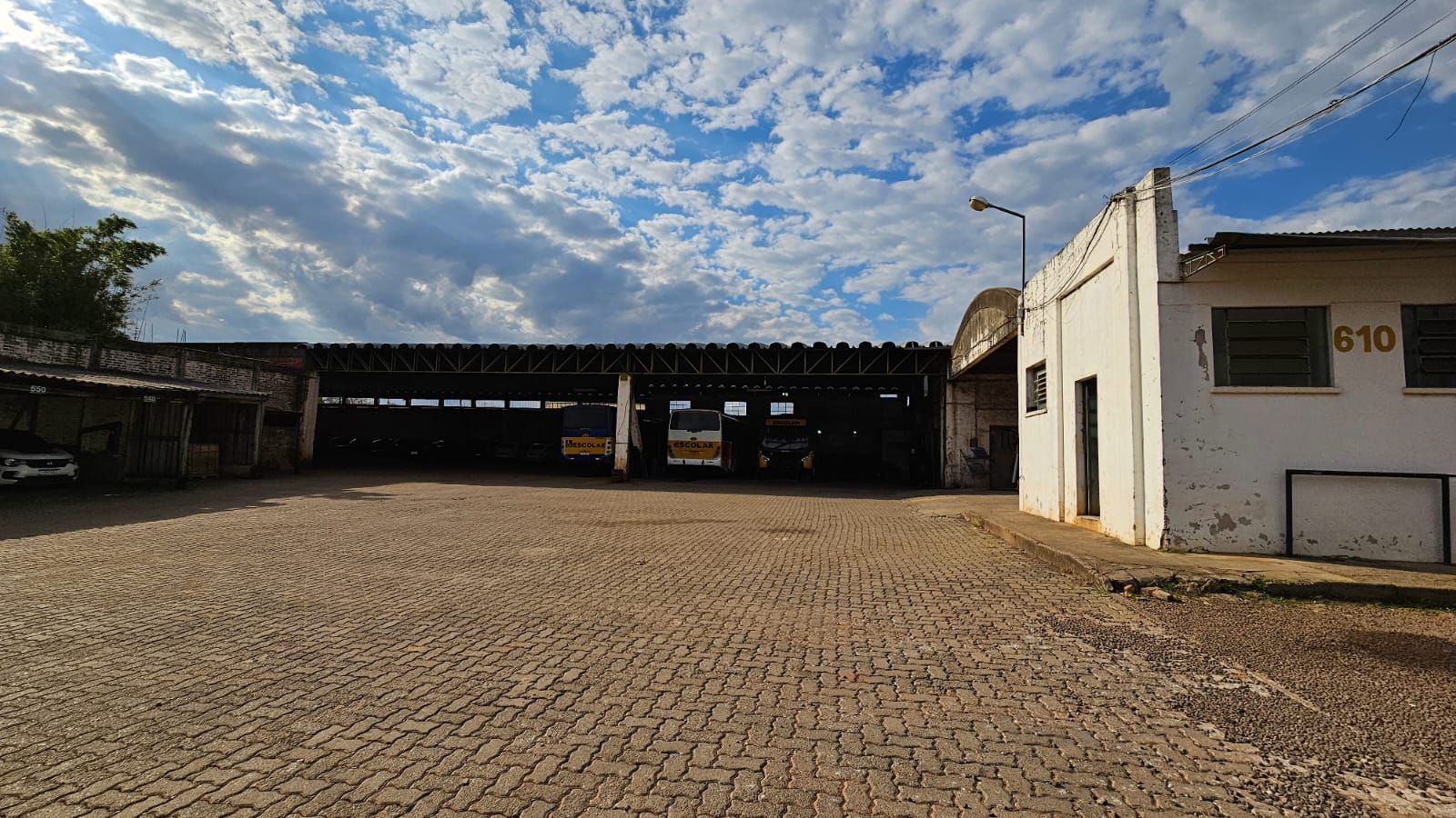 Oportunidade Imperdível: Casa Comercial com Terreno Amplo para venda.