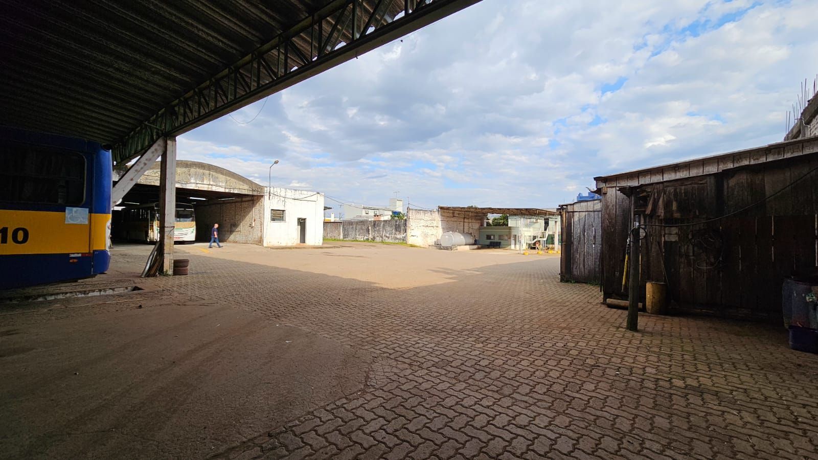 Oportunidade Imperdível: Casa Comercial com Terreno Amplo para venda.