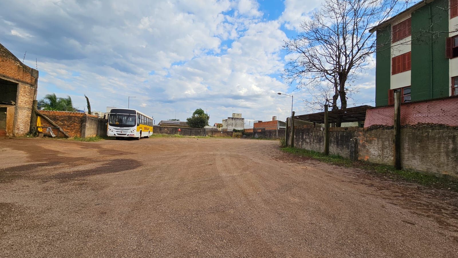 Oportunidade Imperdível: Casa Comercial com Terreno Amplo para venda.
