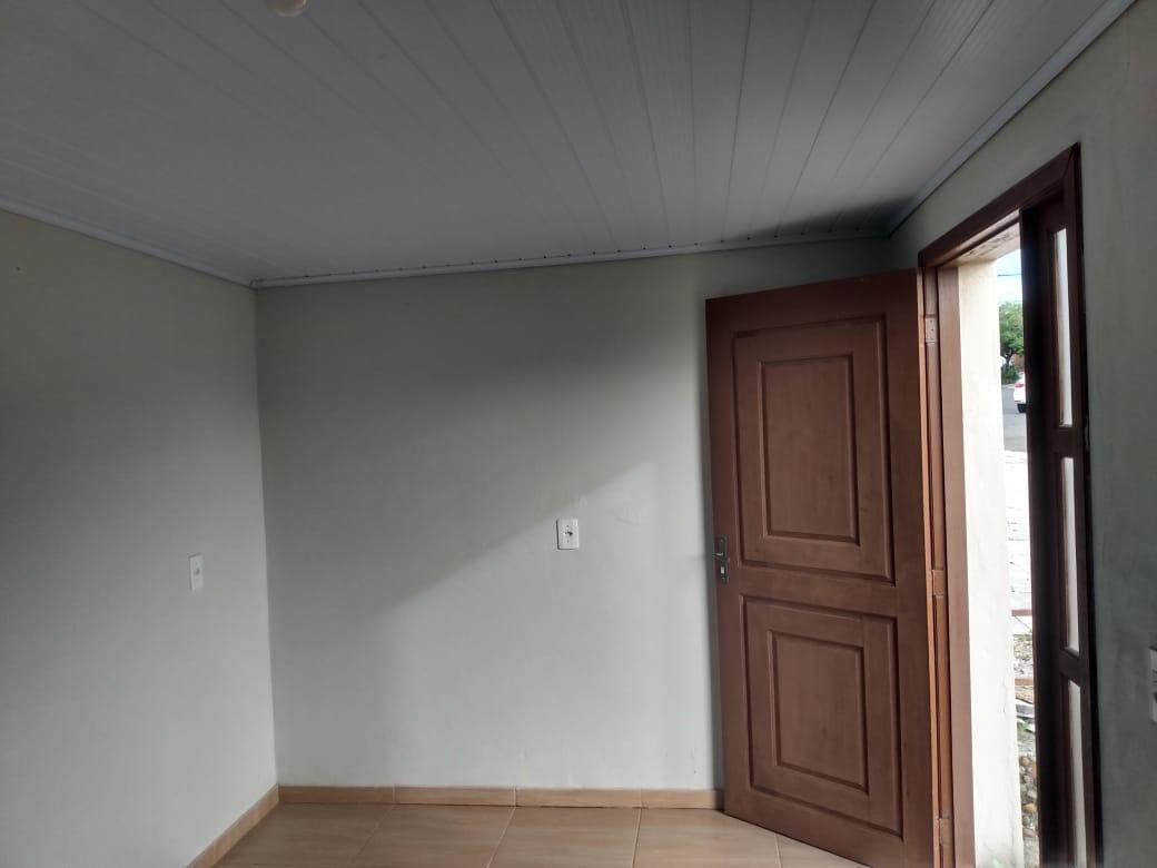 Casa a venda com 2 quartos, cozinha e vaga de garagem para 2
