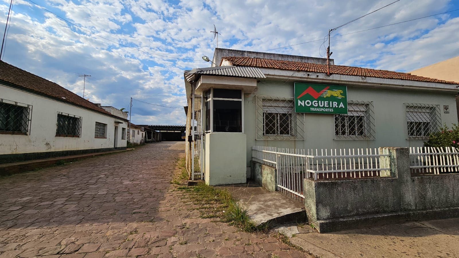Oportunidade Imperdível: Casa Comercial com Terreno Amplo para venda.