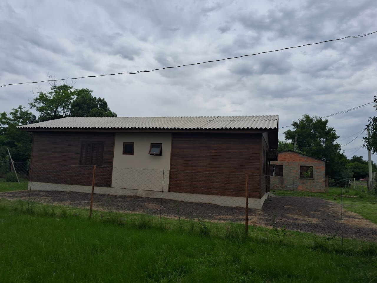 Casa à Venda no Bairro Favila - 2 Dormitórios, Pátio e Garagem