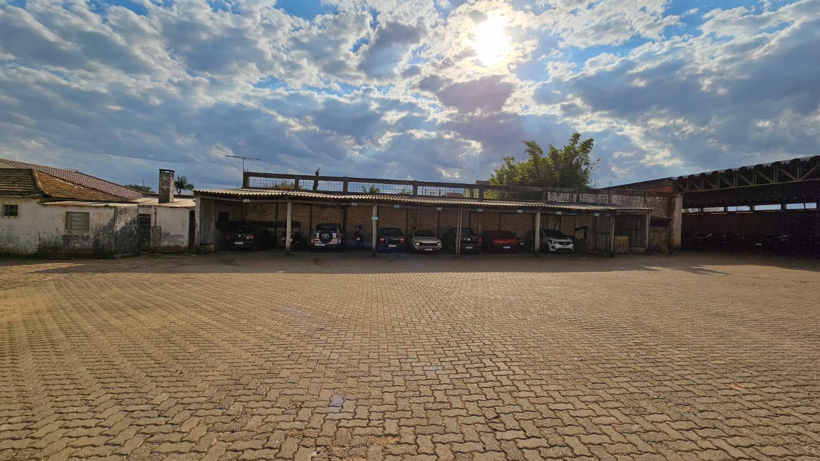 Oportunidade Imperdível: Casa Comercial com Terreno Amplo para venda.
