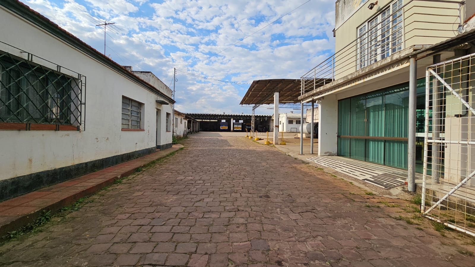 Oportunidade Imperdível: Casa Comercial com Terreno Amplo para venda.