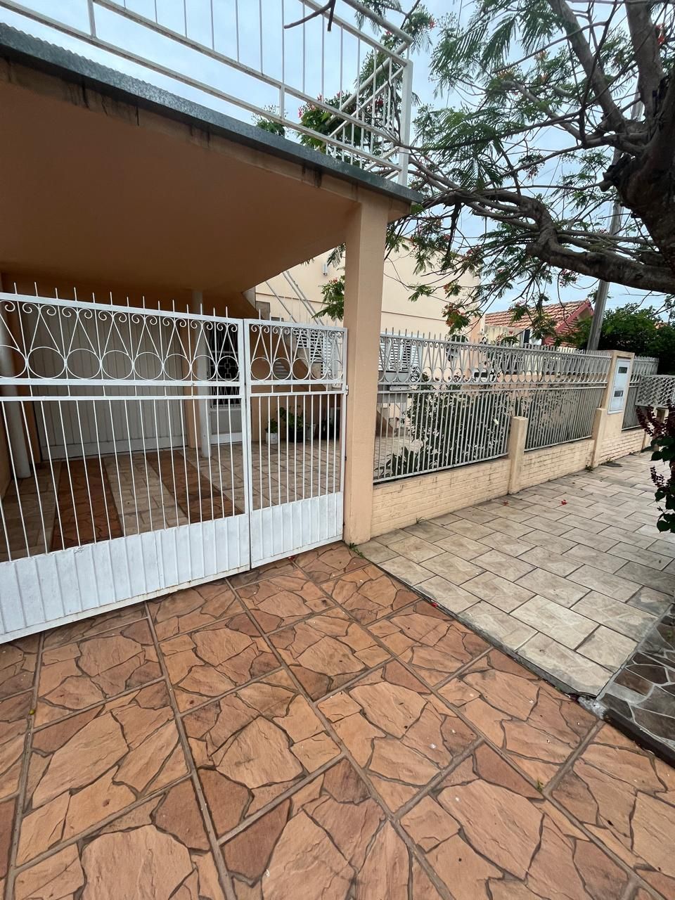 Sobrado à Venda no Bairro Ibirapuitã - 3 Dormitórios, 280m²