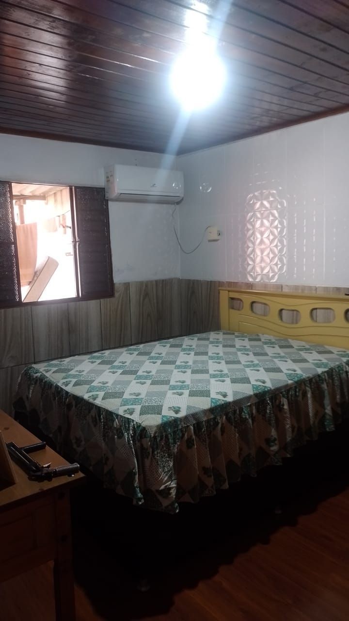 Casa à venda com 3 dormitórios e amplo espaço interno!