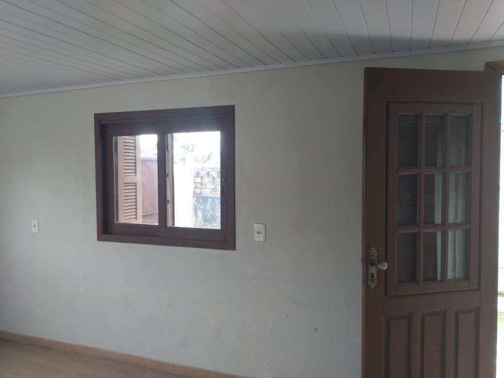 Casa a venda com 2 quartos, cozinha e vaga de garagem para 2