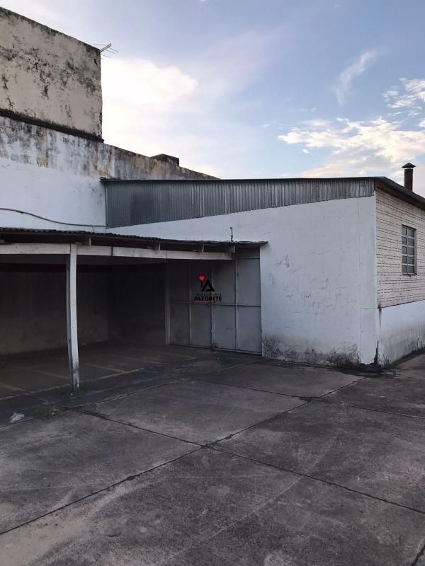 Espaçosa Sala Comercial Coberta com Dois Banheiros e Amplo Pátio