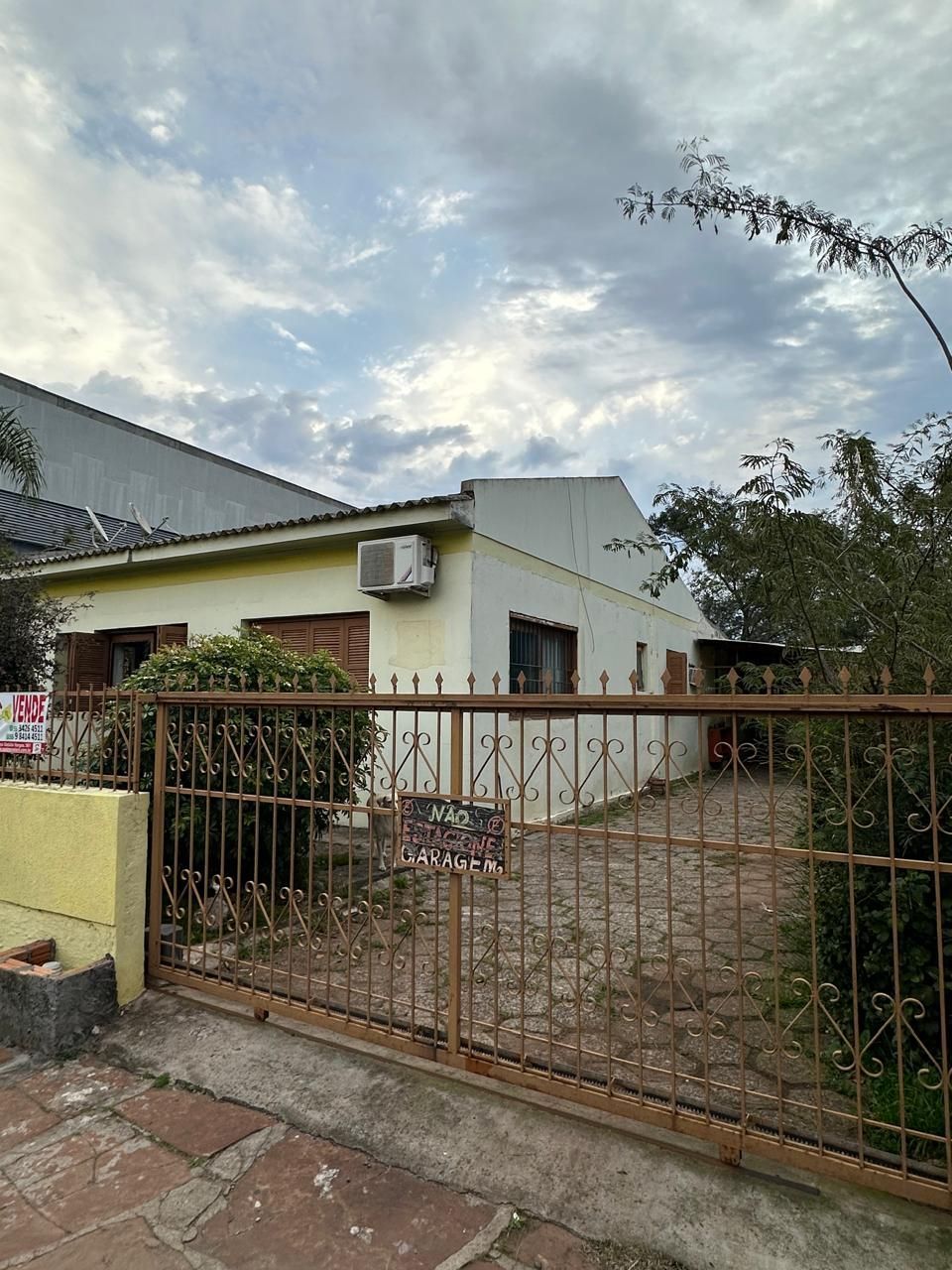 Casa a venda de três quartos com garagem e piscina