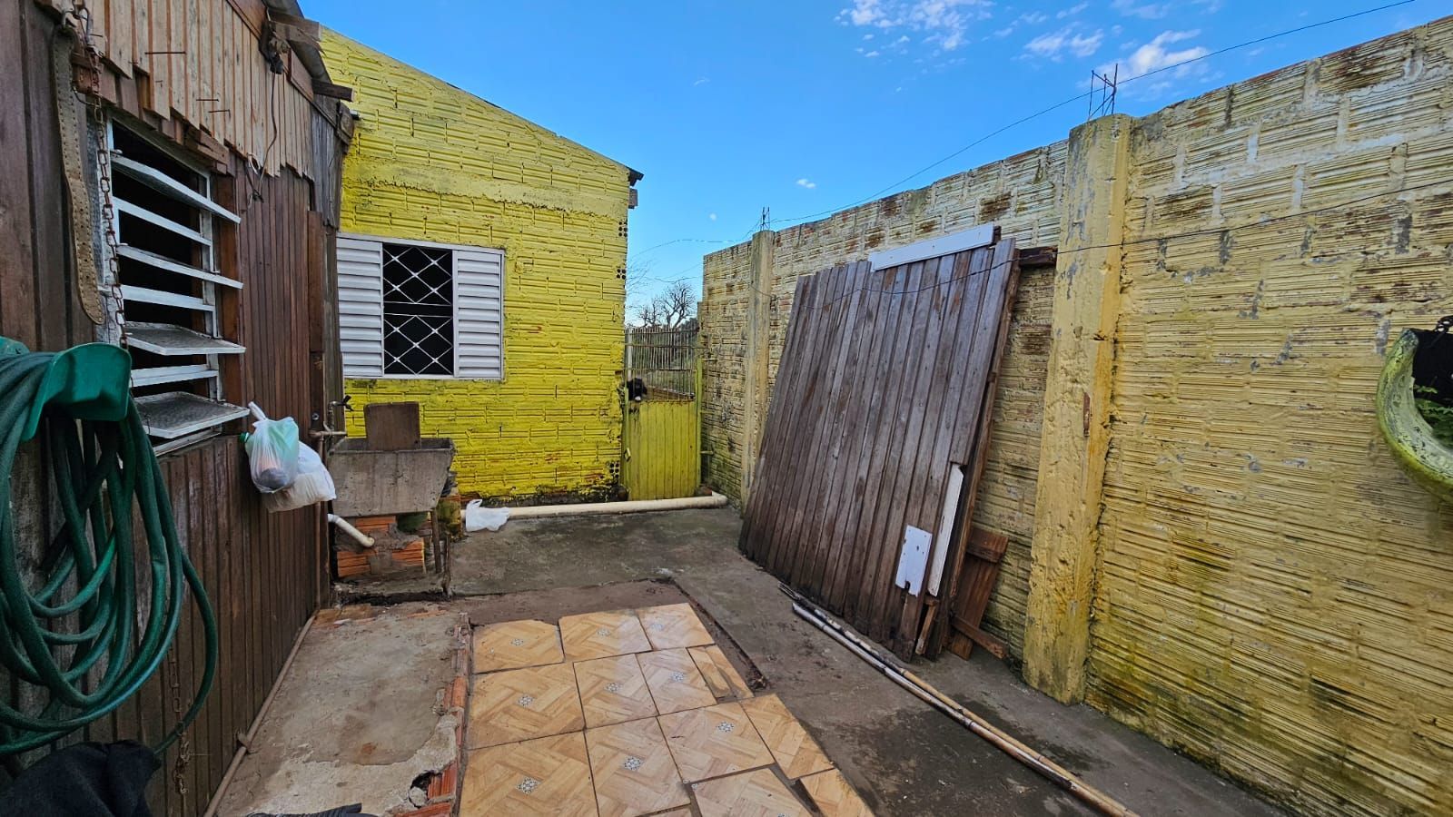 Casa para venda com 3 quartos e dois banheiros