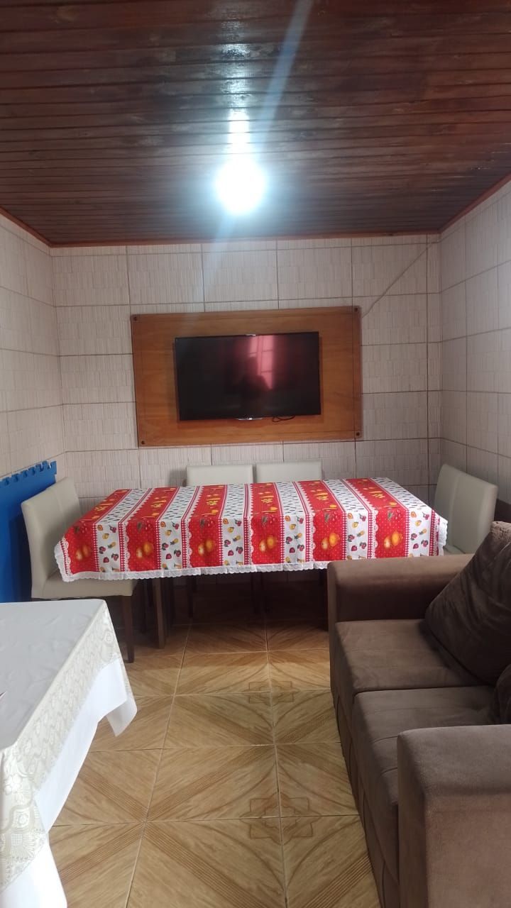 Casa à venda com 3 dormitórios e amplo espaço interno!