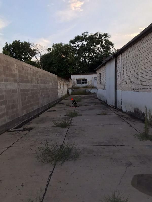Espaçosa Sala Comercial Coberta com Dois Banheiros e Amplo Pátio