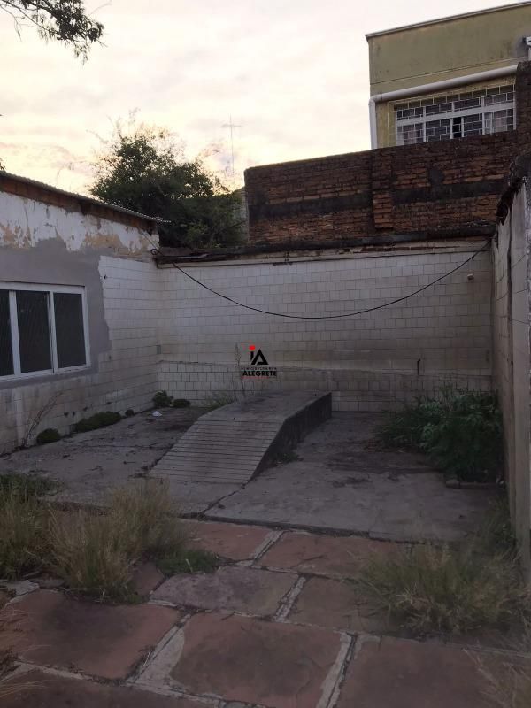 Espaçosa Sala Comercial Coberta com Dois Banheiros e Amplo Pátio