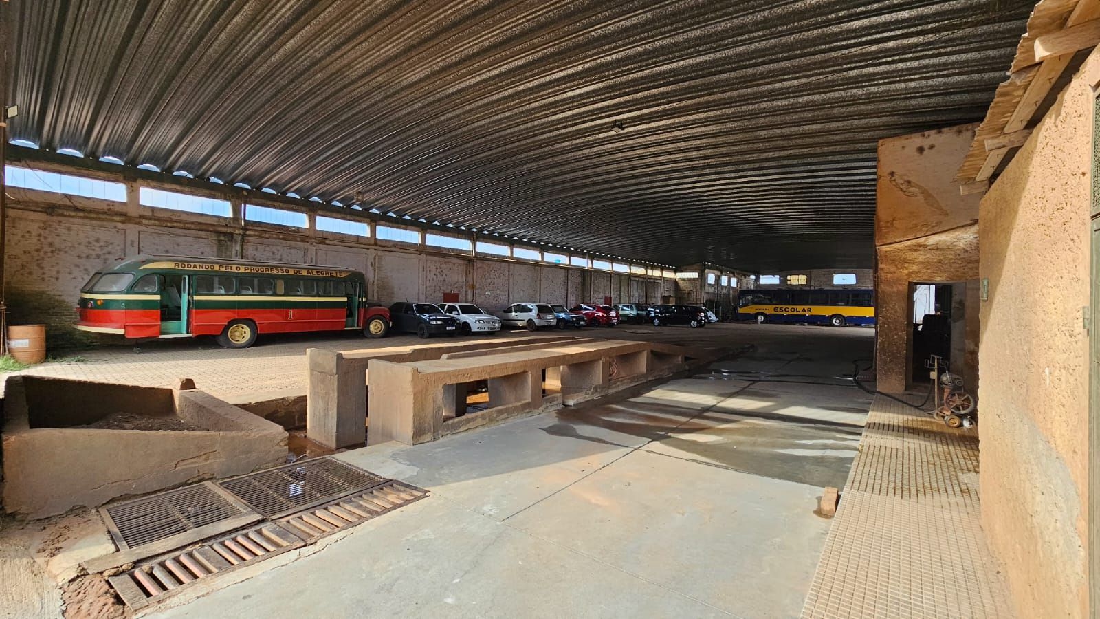 Oportunidade Imperdível: Casa Comercial com Terreno Amplo para venda.