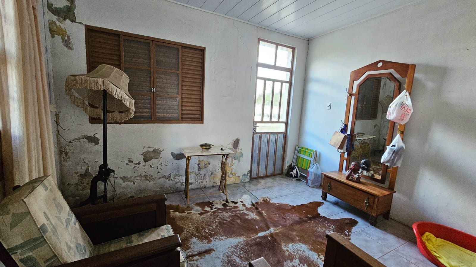 Casa à Venda no Centro: Ampla Residência com Pátio