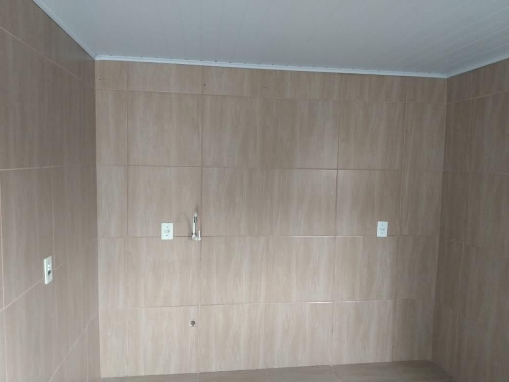 Casa a venda com 2 quartos, cozinha e vaga de garagem para 2