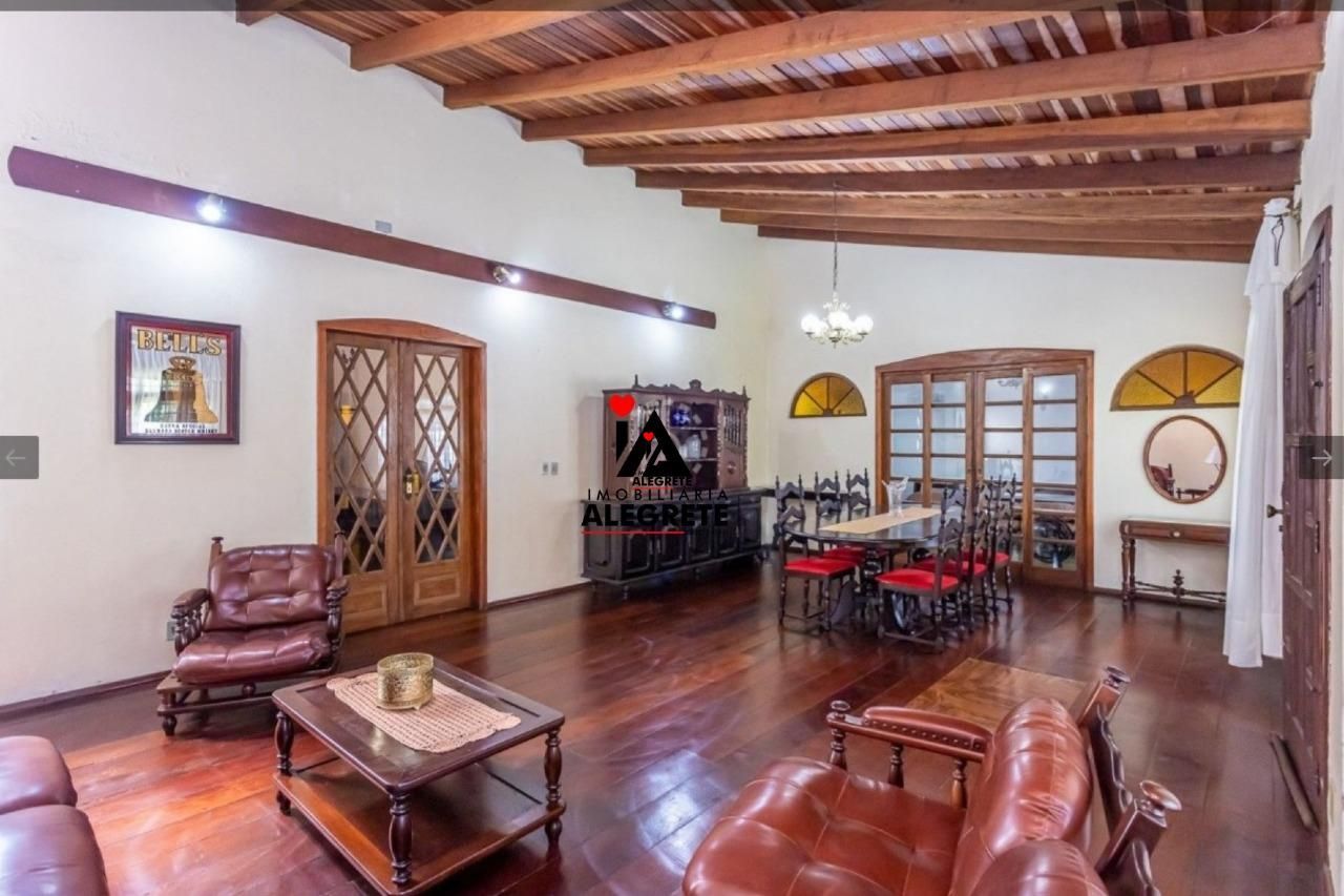 Ampla casa com apartamento e terraço na melhor localização d