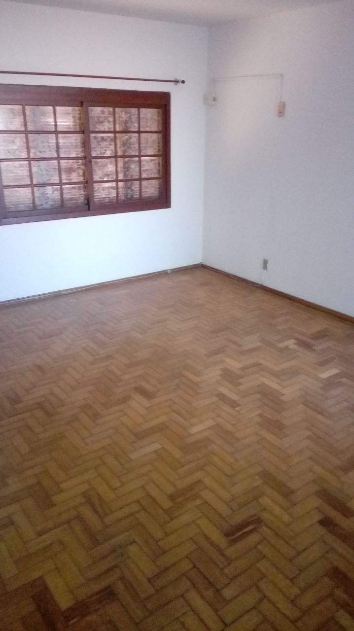 Casa com 3 Dormitórios à venda, por R$ 700.000,00 Casa com 3 Dormitórios à venda, por R$ 700.000,00