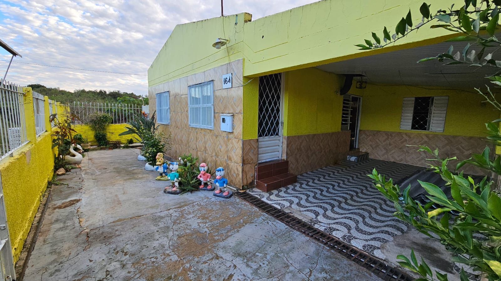 Casa para venda com 3 quartos e dois banheiros