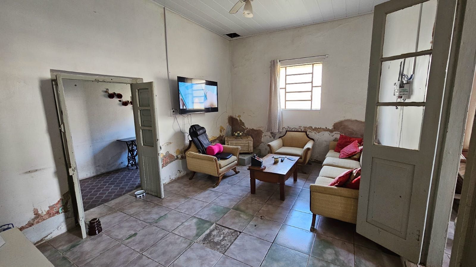 Casa à Venda no Centro: Ampla Residência com Pátio